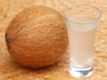 코코넛 워터로 건강을 개선하는 방법 10가지