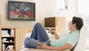 TV 앞에서 식사하는 습관의 위험성