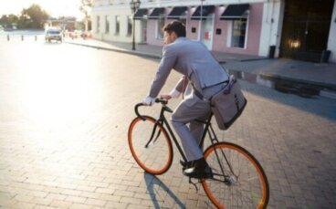 자전거를 타고 출근하면 업무 스트레스가 줄어든다
